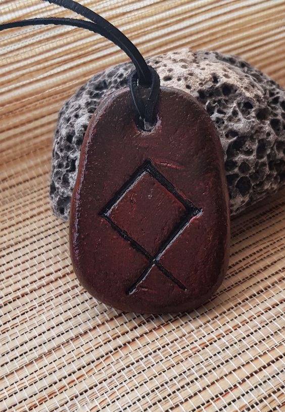 Руна Отал – значение и толкование руны в гадании, применение в магии